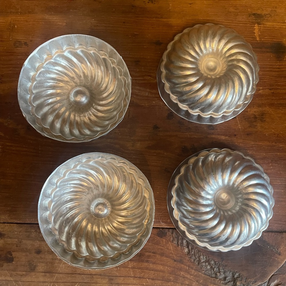 Set of 4 Vintage Swirl Mold Pans - Silver Tone